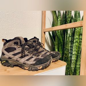 Merrell Men’s Moab 3 Mid Hiking Boot Size 10.5